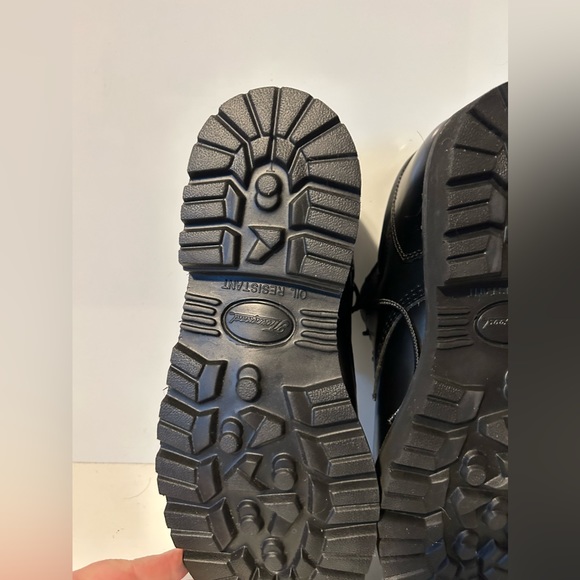 Thorogood black work shoes 9 1/2- NEW with box - Picture 7 of 9